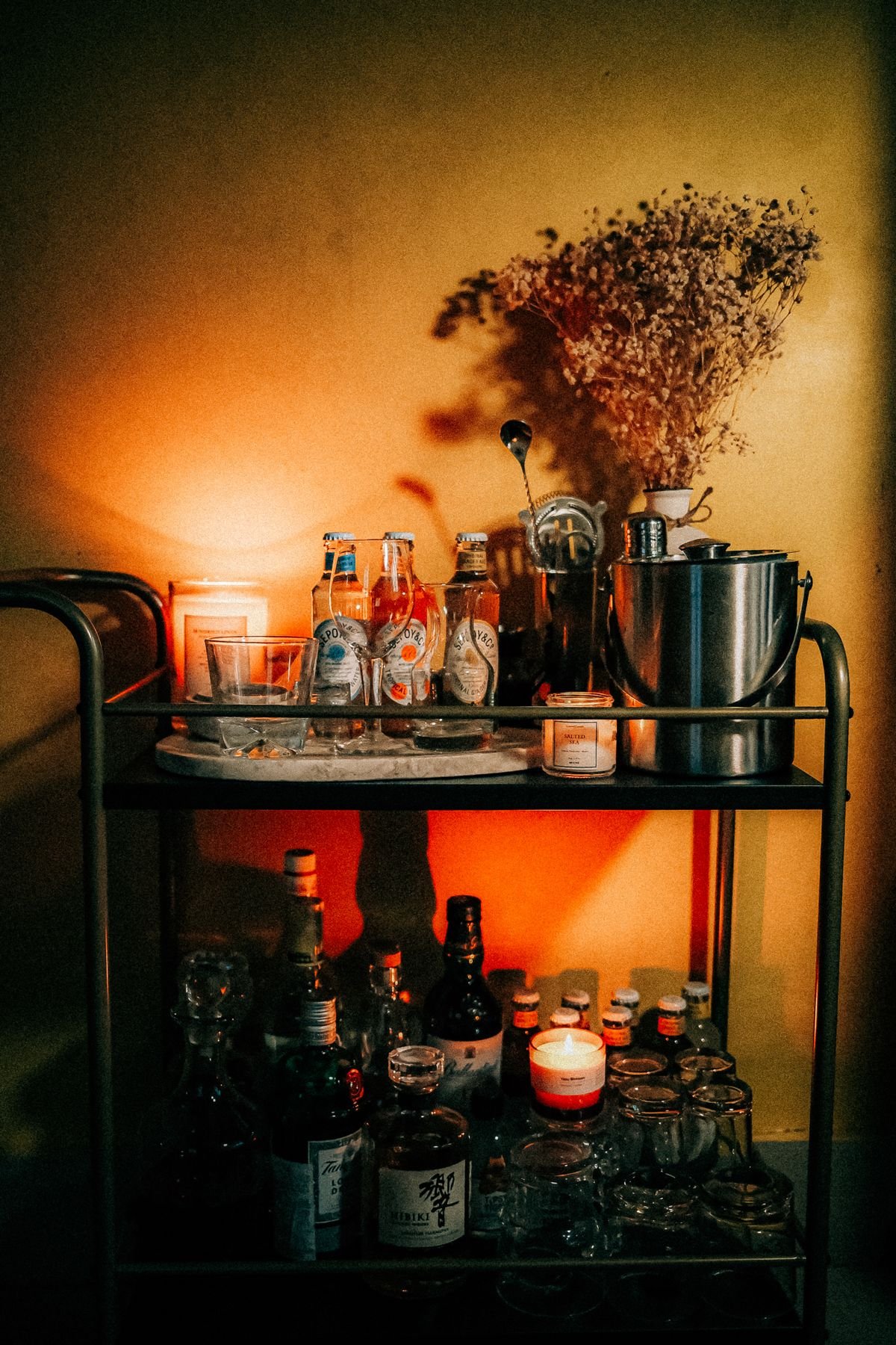 Patio decorated with lanterns and pumpkins for a halloween evening party