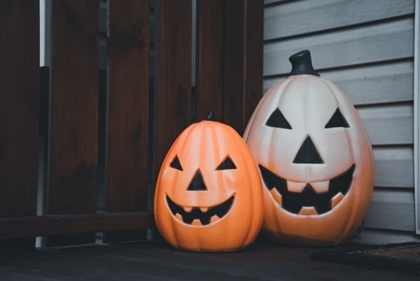 Kitchen counter decorated with Halloween pumpkins and autumn touches