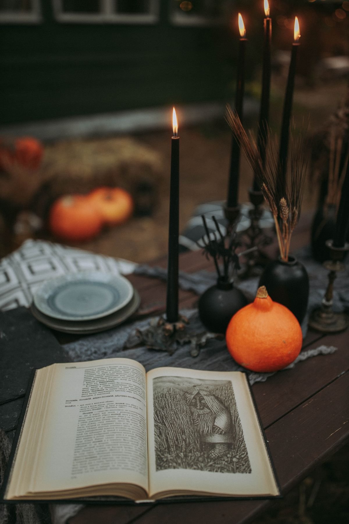 Black lace table runner - elegant Halloween home decor ideas